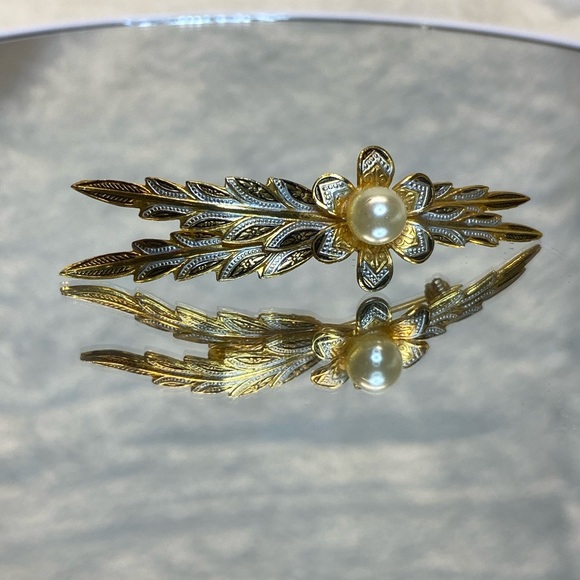 Vintage Damascene Floral Brooch Pin Faux Pearl in Center of Flower Beautiful EUC - Picture 8 of 10